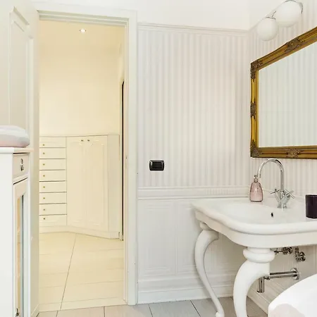 Guesthost - Salvator Rosa Metro Station Flat * נאפולי